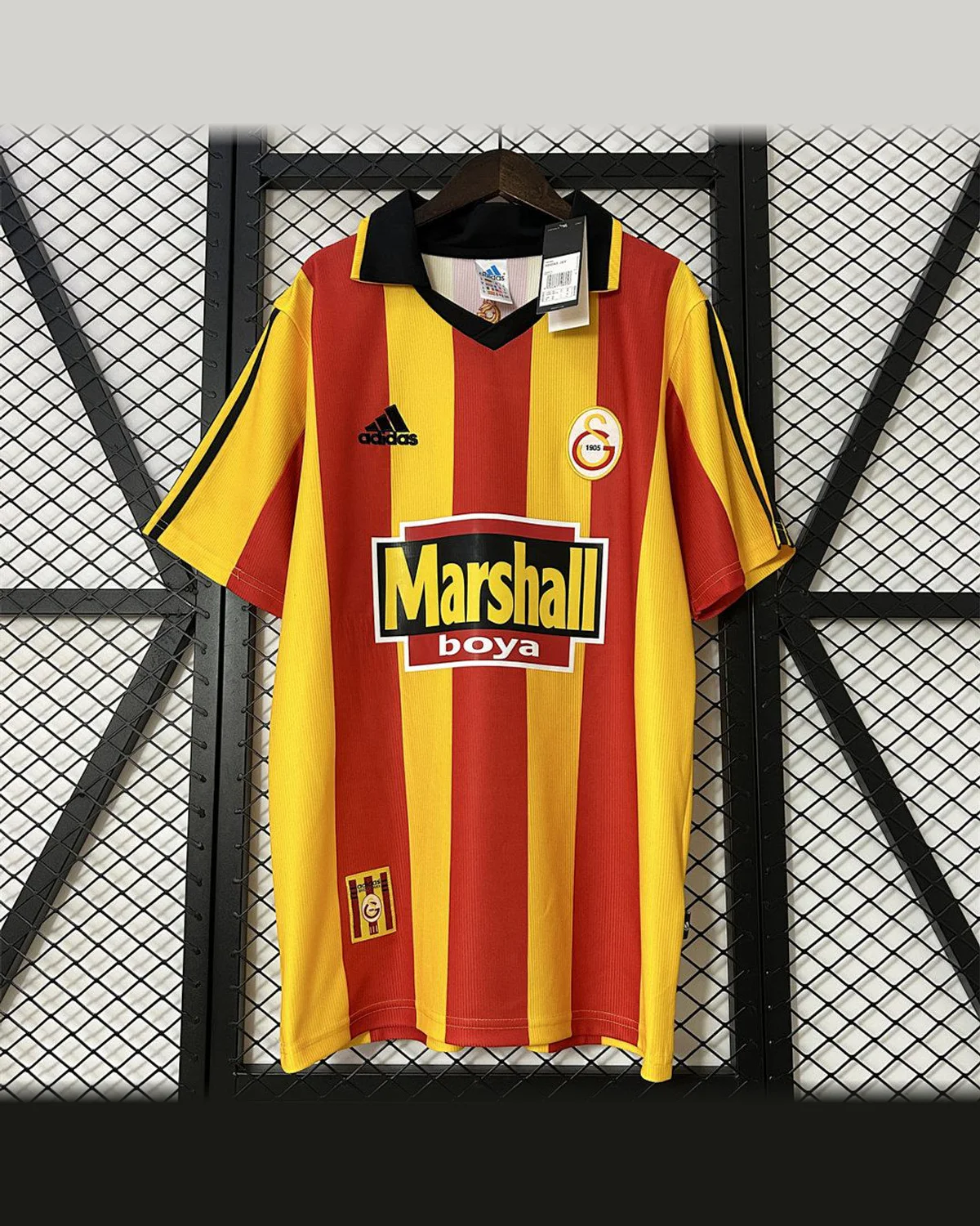 Galatasaray Retro 1999/00 Galatasaray home football jersey