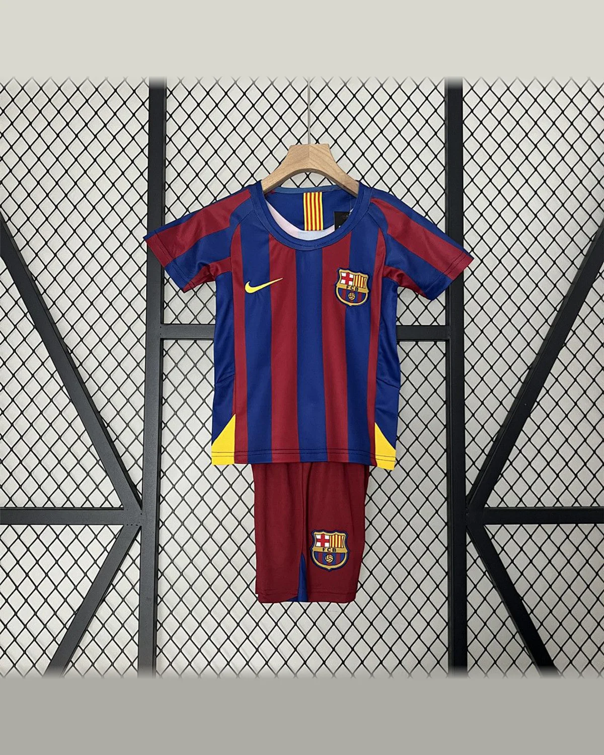 FC Barcelona Retro 05/06 Kids Barcelona Home football jersey