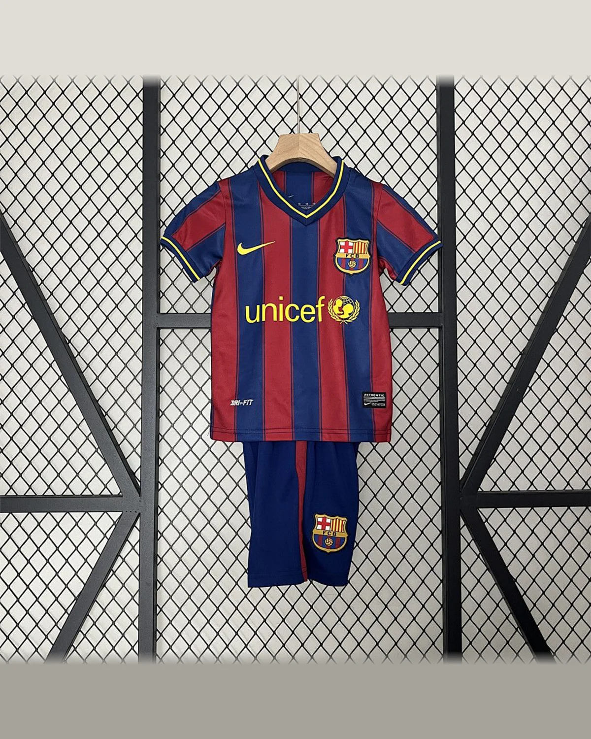 FC Barcelona Retro 09/10 Kids Barcelona Home football jersey