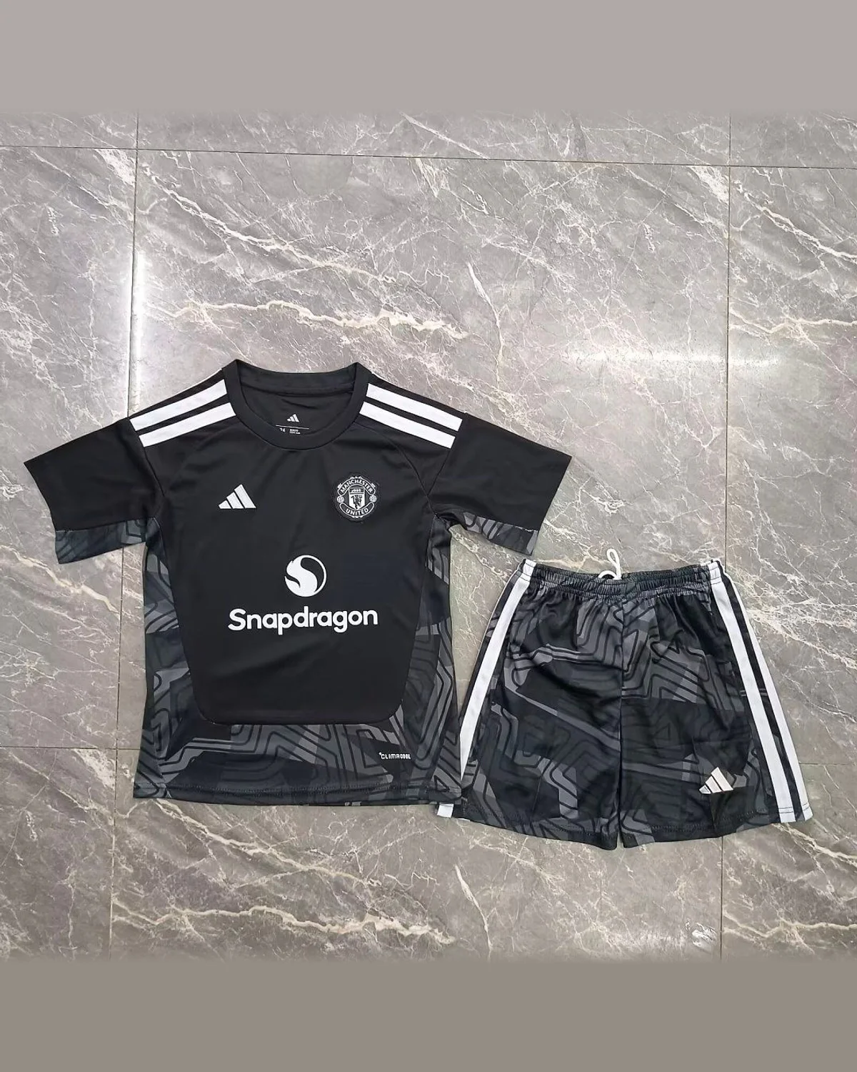 Manchester United Manchester United's Black Goalkeeper Kids football jersey