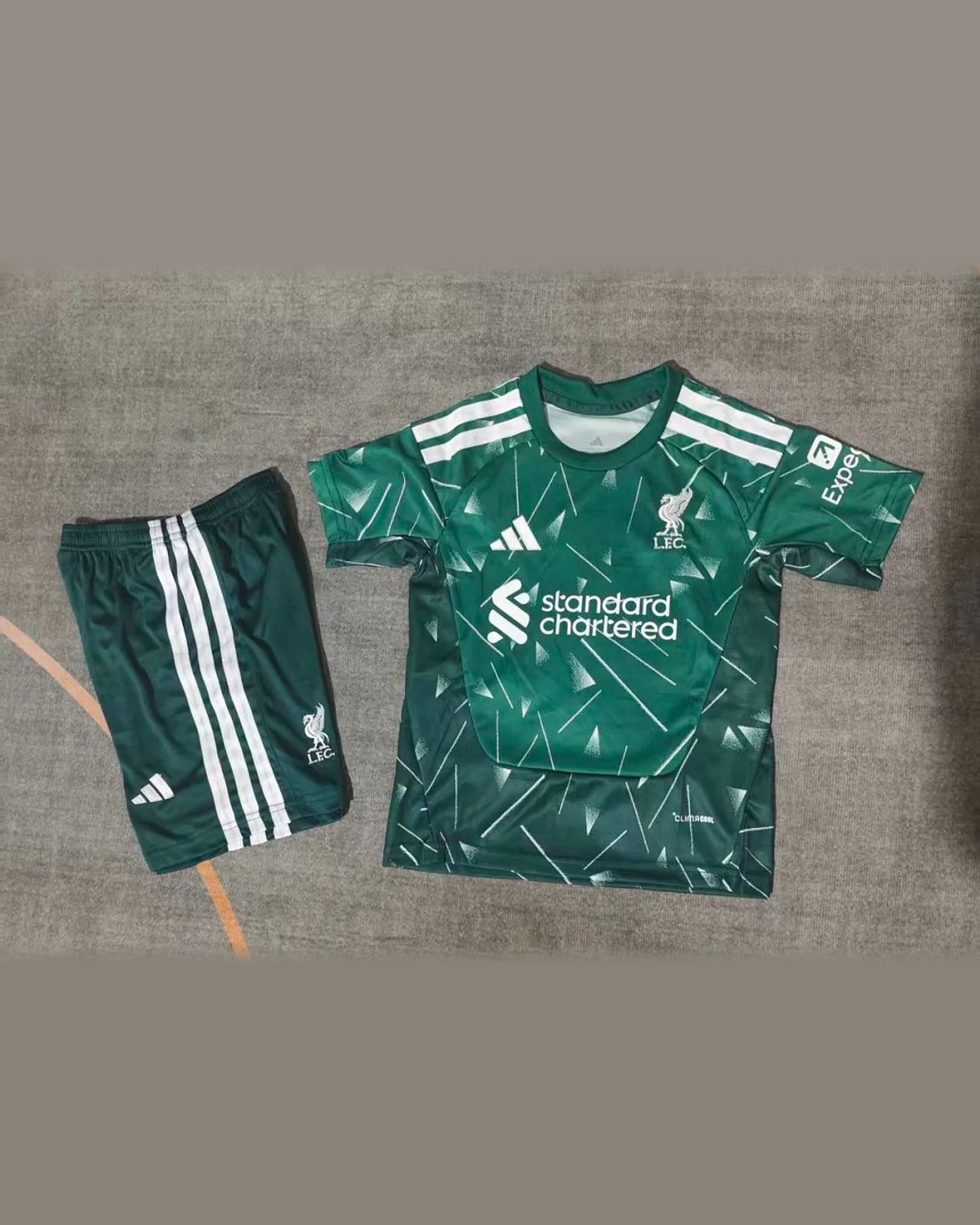 Liverpool 2026/27 Liverpool Green Goalkeeper Kids football jersey